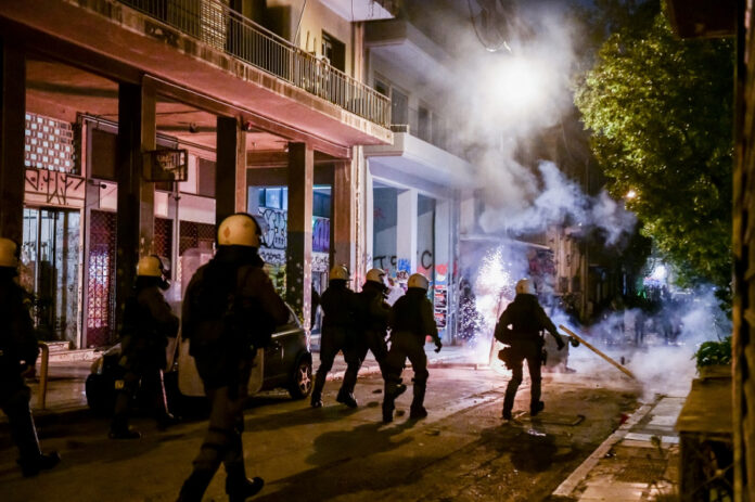 Επίθεση με μολότοφ σε διμοιρία των ΜΑΤ στη Χαριλάου Τρικούπη