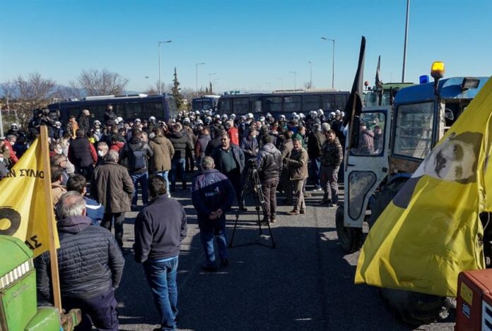 Αγρότες: Μπροστά στα ΜΑΤ τα τρακτέρ στο μπλόκο της Νίκαιας – «Η κυβέρνηση να αναλάβει τις ευθύνες της»-(ΦΩΤΟ)