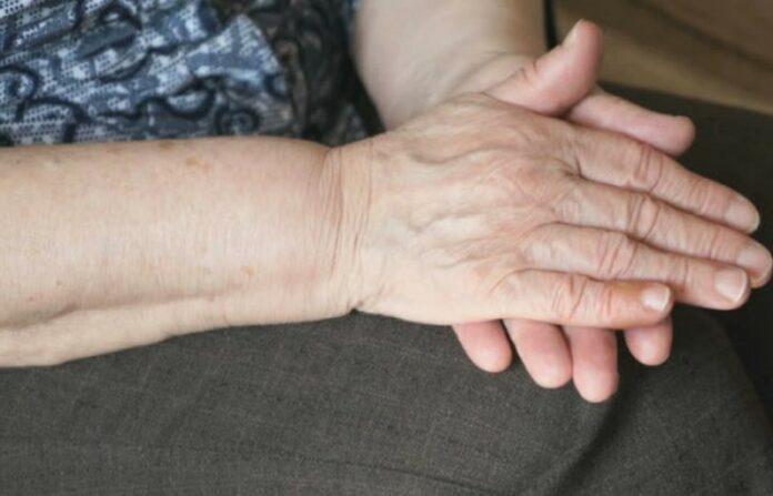 Λαμία: Έπιασε την ηλικιωμένη από το λαιμό μέσα στο σπίτι της