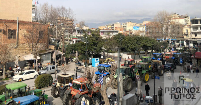 Με τα τρακτέρ τους οι αγρότες στο κέντρο της Δράμας