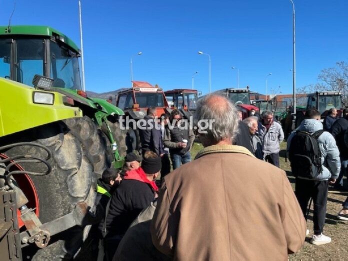 Θεσσαλονίκη: Αγρότες έκλεισαν συμβολικά τη Μουδανιών – “Αδιάλλακτη η κυβέρνηση απέναντί μας”