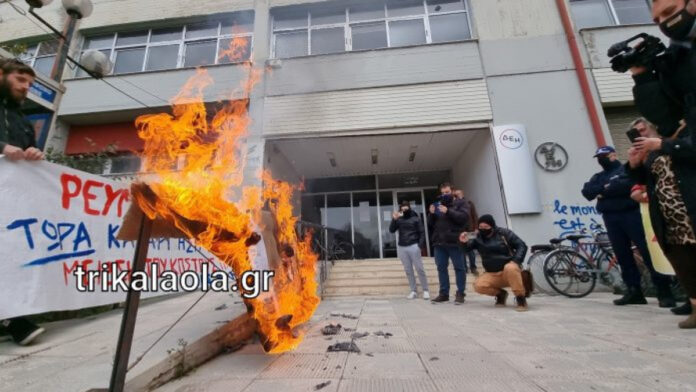 Αγρότες στα Τρίκαλα έκαψαν έξω από την ΔΕΗ λογαριασμούς ρεύματος (video)