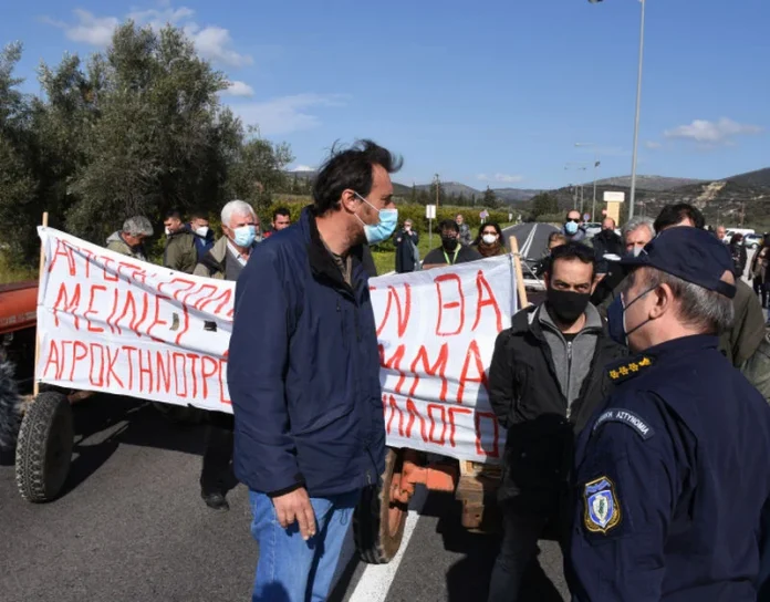 Εθνική Οδός: Αγρότες έκλεισαν τον κόμβο της Νίκαιας στη Λάρισα