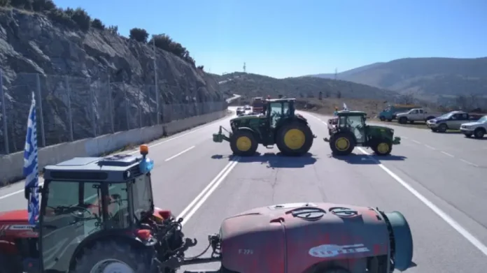 Θεσσαλία: Στους δρόμους οι αγρότες, κλείνουν συμβολικά την εθνική οδό Λάρισας – Κοζάνης