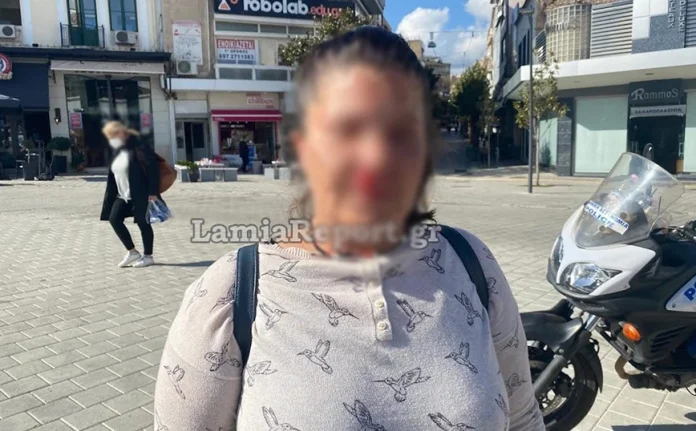 Λαμία: «Βοήθεια, θα με σκοτώσει» – Επίθεση σε γυναίκα στη μέση της πλατείας-(VIDEO)