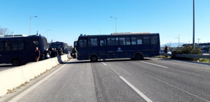 Ισχυρές αστυνομικές δυνάμεις έκλεισαν την εθνική οδό (ΦΩΤΟ)