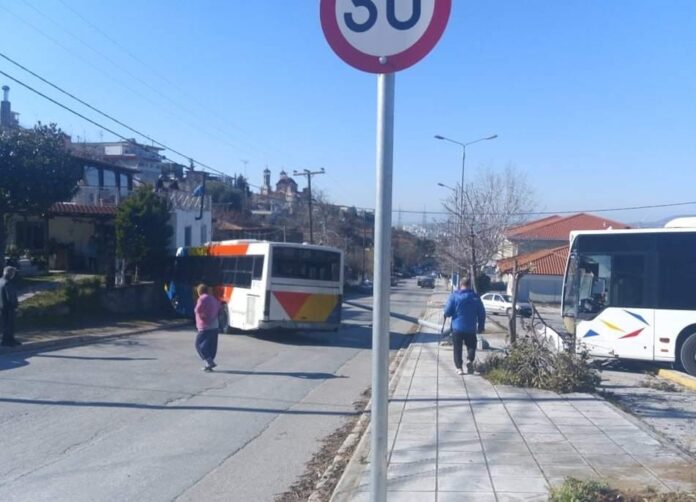 Θεσσαλονίκη: Αστικό λεωφορείο έπεσε σε κολώνα και συγκρούστηκε με άλλο αστικό