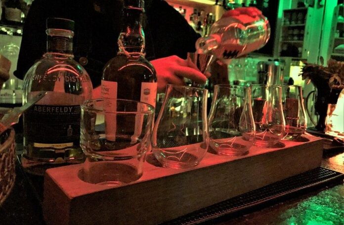 Βόλος: «Μαλλιά-κουβάρια» δύο ιδιοκτήτες μπαρ – Η ανταλλαγή μηνύσεων και η σύλληψη