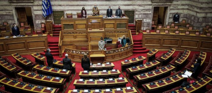 Ένταση ΣΥΡΙΖΑ-ΚΙΝΑΛ: «Είστε άχρωμοι» – «Μας λέγατε γερμανοτσολιάδες»