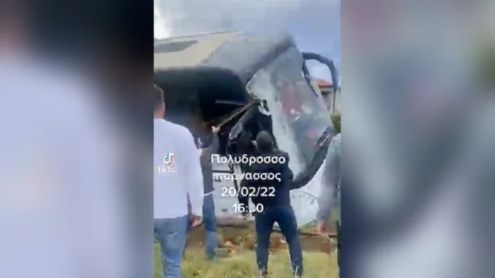 Λεωφορείο ξέφυγε από την πορεία του στον Παρνασσό, οι επιβάτες απεγκλωβίστηκαν από το… παρμπρίζ