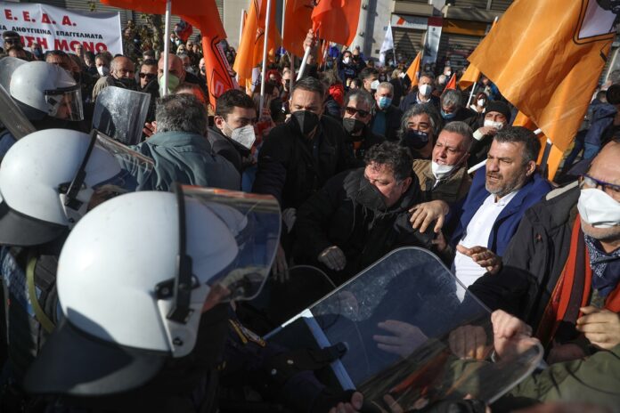 Επεισόδια σε συγκέντρωση υγειονομικών στο κέντρο της Αθήνας