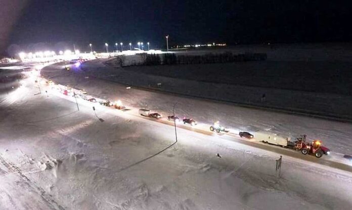 Καναδάς: Διαδηλωτές με φορτηγά, τρακτέρ και ΙΧ απέκλεισαν τον οδικό άξονα που συνδέει τη Μανιτόμπα με τη Β. Ντακότα των ΗΠΑ