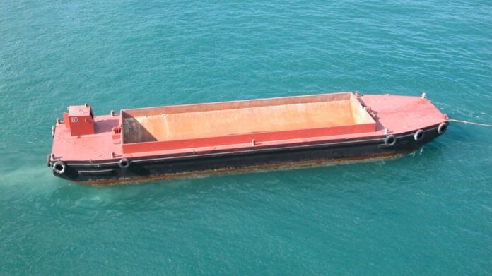 Βυθίστηκε φορτηγίδα στον Πλαταμώνα – Δεν προκλήθηκε θαλάσσια ρύπανση