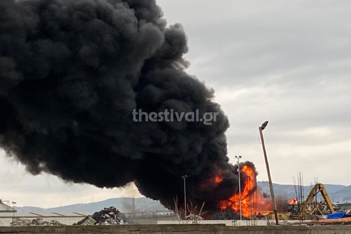 Θεσσαλονίκη: Συναγερμός στην Πυροσβεστική για φωτιά σε εργοστάσιο ανακυκλώσιμων υλικών (φωτο & video)