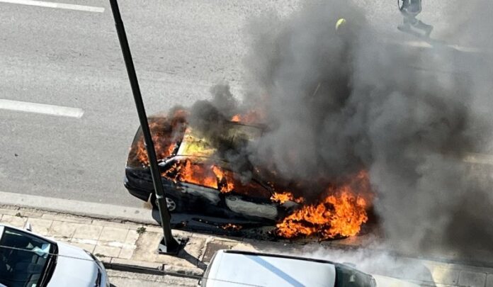 Αυτοκίνητο «τυλίχθηκε» στις φλόγες στη Λεωφόρο Βουλιαγμένης (ΦΩΤΟ)