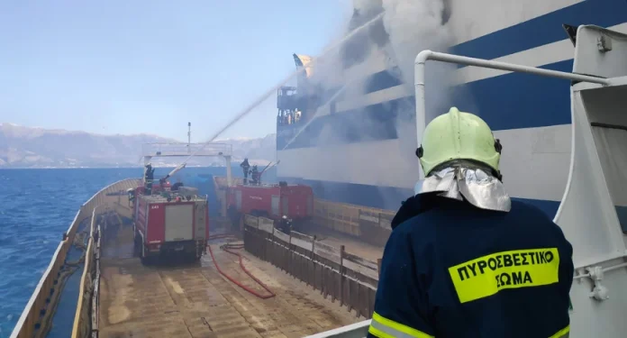 Φλεγόμενο πλοίο: Τουλάχιστον 278 οι διασωθέντες – Στο πλοίο η ΕΜΑΚ για τον απεγκλωβισμό δύο επιβατών