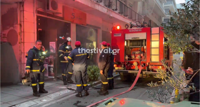 Θεσσαλονίκη: Φωτιά σε ισόγειο κατάστημα στο κέντρο της πόλης (video)