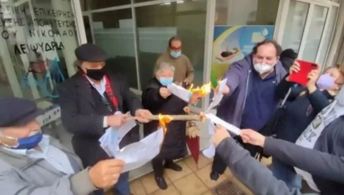 Λογαριασμοί ρεύματος: Ξεσηκώθηκαν οι κρητικοί έξω από τα γραφεία της ΔΕΗ!