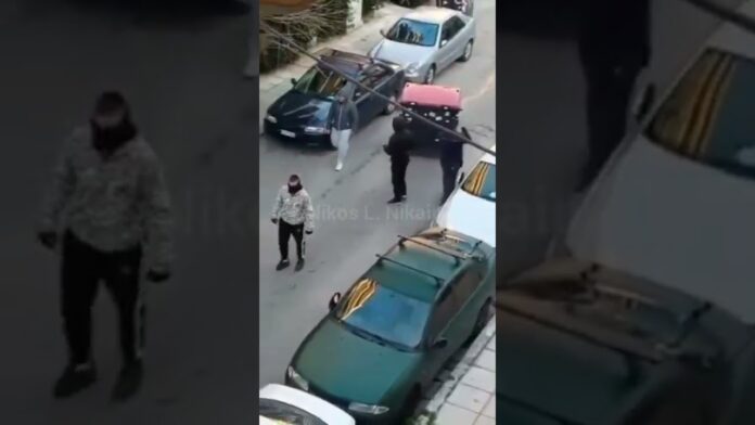 Εικόνα σοκ στη Νίκαια: Χούλιγκαν χτύπησαν γυναίκα στο δρόμο!-(VIDEO)