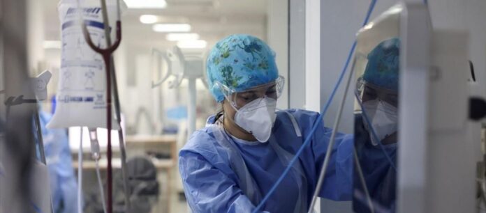 Παρακάλεσε τον παπά αν πάθει κάτι από το εμβόλιο… να τη «διαβάσει» επί τόπου