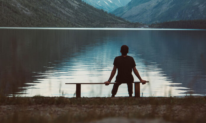 Πώς η μοναξιά εξαπλώνεται στον κόσμο και επηρεάζει την υγεία – Σε ποιες χώρες είναι εντονότερο το πρόβλημα