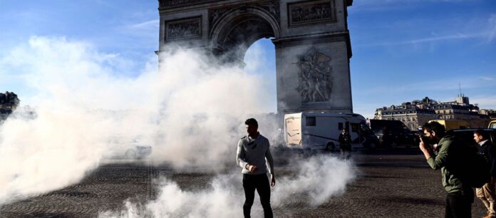 Χάος στο Παρίσι: Η αστυνομία έπνιξε με δακρυγόνα το κέντρο για να σταματήσει το «Κονβόι της Ελευθερίας» (VIDEO)