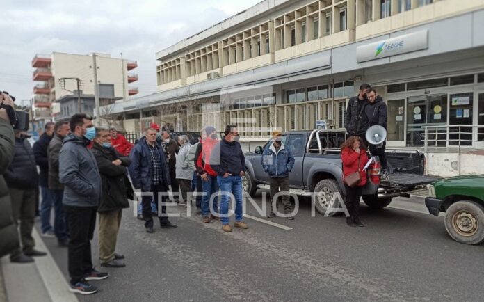 Βόλος: Κλείνουν για μισή ώρα οι αγρότες την οδό Λαρίσης, στο ύψος της ΔΕΗ (φωτο)