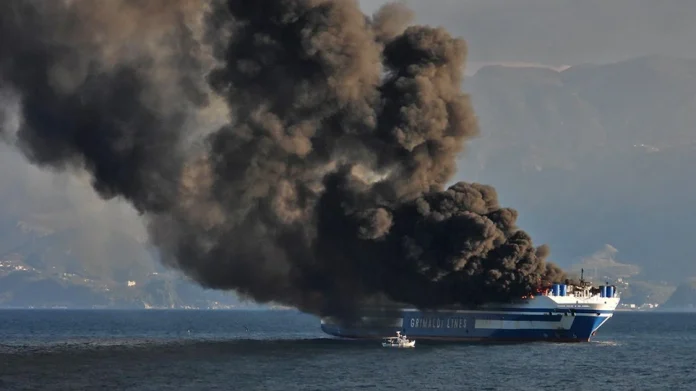 Ξεκίνησαν ξανά οι έρευνες για τους 12 αγνοούμενους στο Euroferry Olympia – Στο νοσοκομείο οι τρεις πυροσβέστες της ΕΜΑΚ
