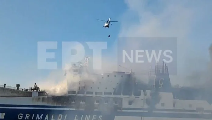 Εντοπίστηκαν ζωντανοί 5 αγνοούμενοι – Απεγκλωβίστηκαν οι οδηγοί από το γκαράζ του φλεγόμενου πλοίου