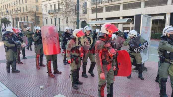 Εντάσεις μεταξύ αναρχικών και ΜΑΤ στα Προπύλαια (VIDEO)