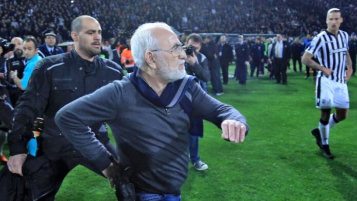 Θεσσαλονίκη: Ξεκίνησε η δίκη Ιβάν Σαββίδη – Είχε εισβάλει με όπλο στο γήπεδο της Τούμπας