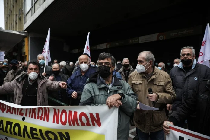 Κοροϊδία με αναδρομικά και κρατήσεις: Εμπαίζουν τους αποστράτους