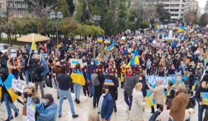 Συγκέντρωση στο Σύνταγμα για τη ρωσική εισβολή στην Ουκρανία (VIDEO)