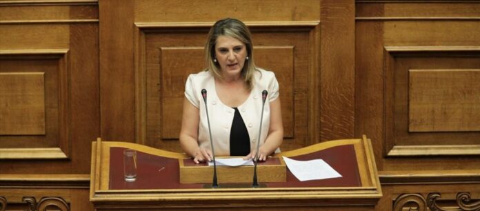 Καστοριά: Ένταση με βουλευτίνα του ΣΥΡΙΖΑ σε συγκέντρωση για την αύξηση του ρεύματος – «Τι δουλειά έχετε εσείς εδώ;»