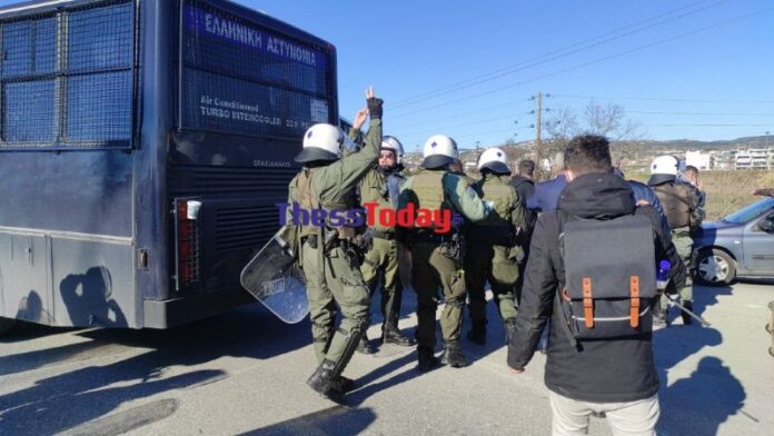 Θεσσαλονίκη: Η ΕΛΑΣ απέτρεψε αιφνιαδιαστική κάθοδο τρακτέρ στη Μουδανιών (ΦΩΤΟ)