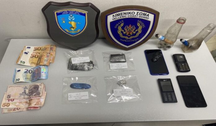 Χίος: Συνελήφθησαν δύο νεαροί για ναρκωτικά – Ο 22χρονος τα είχε κρύψει στους πάτους των παπουτσιών του (VIDEO)