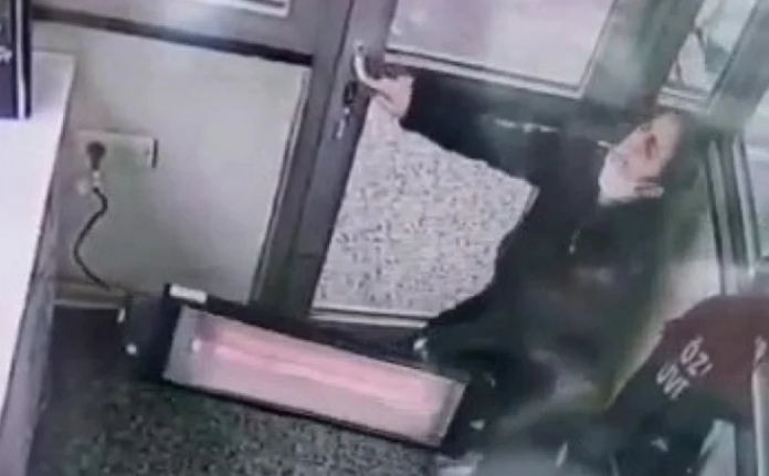 Τουρκία: Γυναίκα φρουρός ασφαλείας πρώτα έπαθε ηλεκτροπληξία και μετά… απολύθηκε