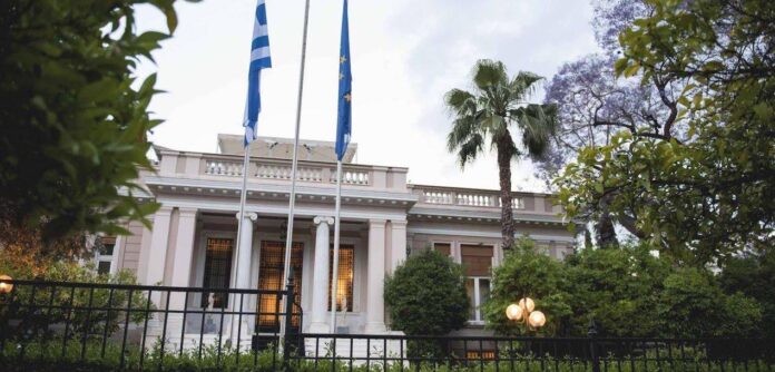 Aπίστευτος κυνισμός του Μαξίμου: «Έφαγαν» τον Μπέζα και τώρα δηλώνουν «έκπληκτοι» που «φαγώθηκε»