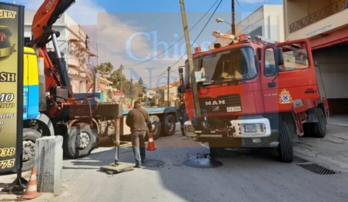 Χίος: Πυροσβεστικό όχημα βούλιαξε στο οδόστρωμα – Χρειάστηκε γερανοφόρο για να το ανελκύσει (ΦΩΤΟ)