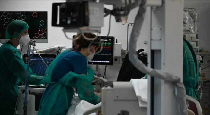 Η πρώτη μήνυση για θάνατο ασθενούς που μολύνθηκε με κορονοϊο σε ιδιωτικό νοσοκομείο