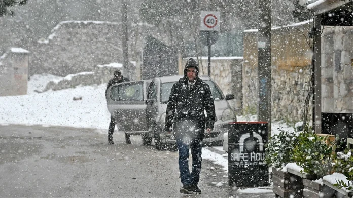 Καιρός – Κακοκαιρία: Έκτακτο δελτίο επιδείνωσης: Στον «πάγο» η χώρα μέχρι την Τετάρτη με πυκνές χιονοπτώσεις