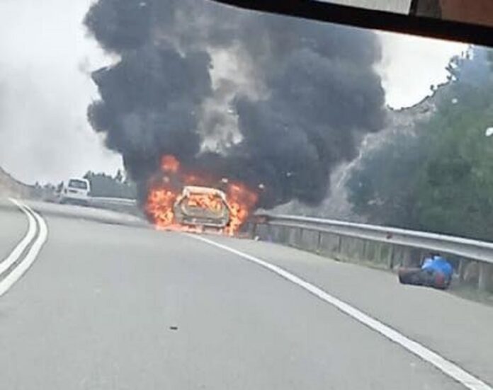 Στις φλόγες αυτοκίνητο στην εθνική οδό Ορεστιάδας – Αλεξανδρούπολης (φωτο)