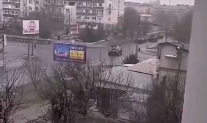 Οι ρωσικές δυνάμεις μπήκαν στη Χερσώνα (VIDEO)