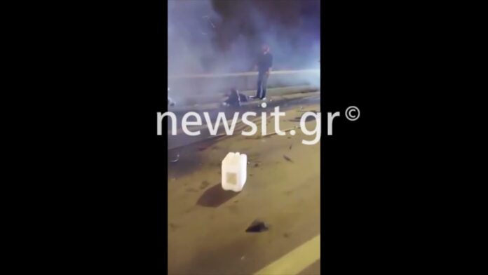 Θεσσαλονίκη: Βίντεο σοκ από τροχαίο – Έβγαλαν 26χρονο μέσα από το φλεγόμενο