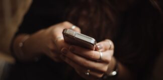 Συρεγγέλα: Το “panic button” θα βοηθήσει τις γυναίκες να απομακρύνονται από το κακοποιητικό περιβάλλον