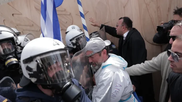 Ένταση με χημικά έξω από τη Βουλή στη συγκέντρωση της ΠΟΕΔΗΝ