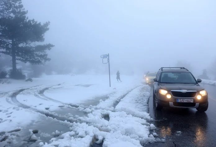 Έντονες χιονοπτώσεις στην Αττική – Μόνο με αλυσίδες η κυκλοφορία στην Παλαιά Εθνική Οδό Ελευσίνας-Θηβών