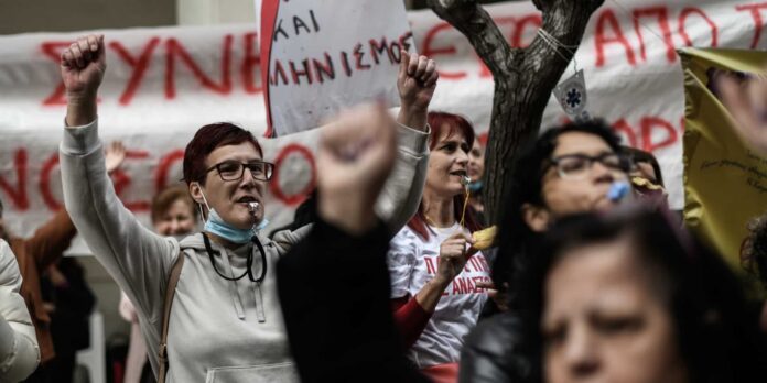 Οργή στην συγκέντρωση των υπό απόλυση υγειονομικών: «Κάτω η χούντα του Μητσοτάκη» φώναζαν (VIDEO)