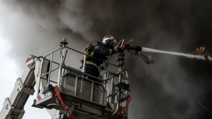 Πυρκαγιά σε μάντρα αυτοκινήτων στα Άνω Λιόσια