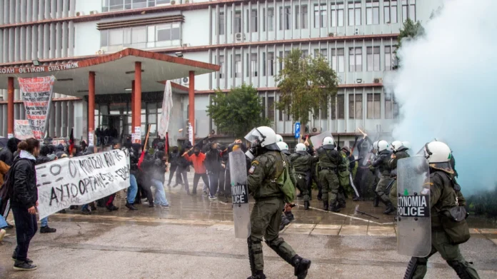 Εκτονώθηκε η ένταση στο ΑΠΘ – Επεισόδια μετά την εκκένωση κατάληψης
